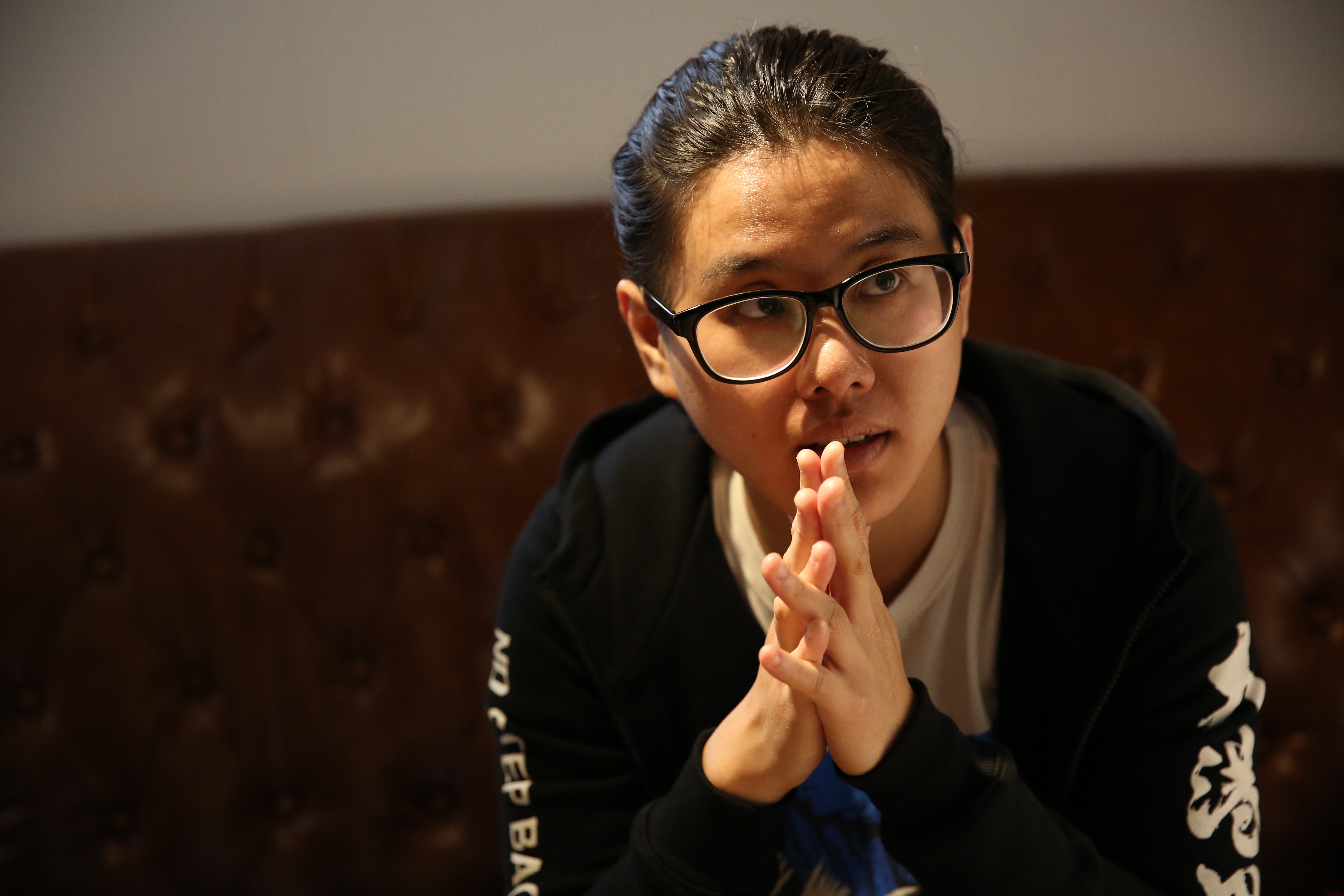 蠢羊是台灣第一位被抬離陳抗現場的漫畫家。