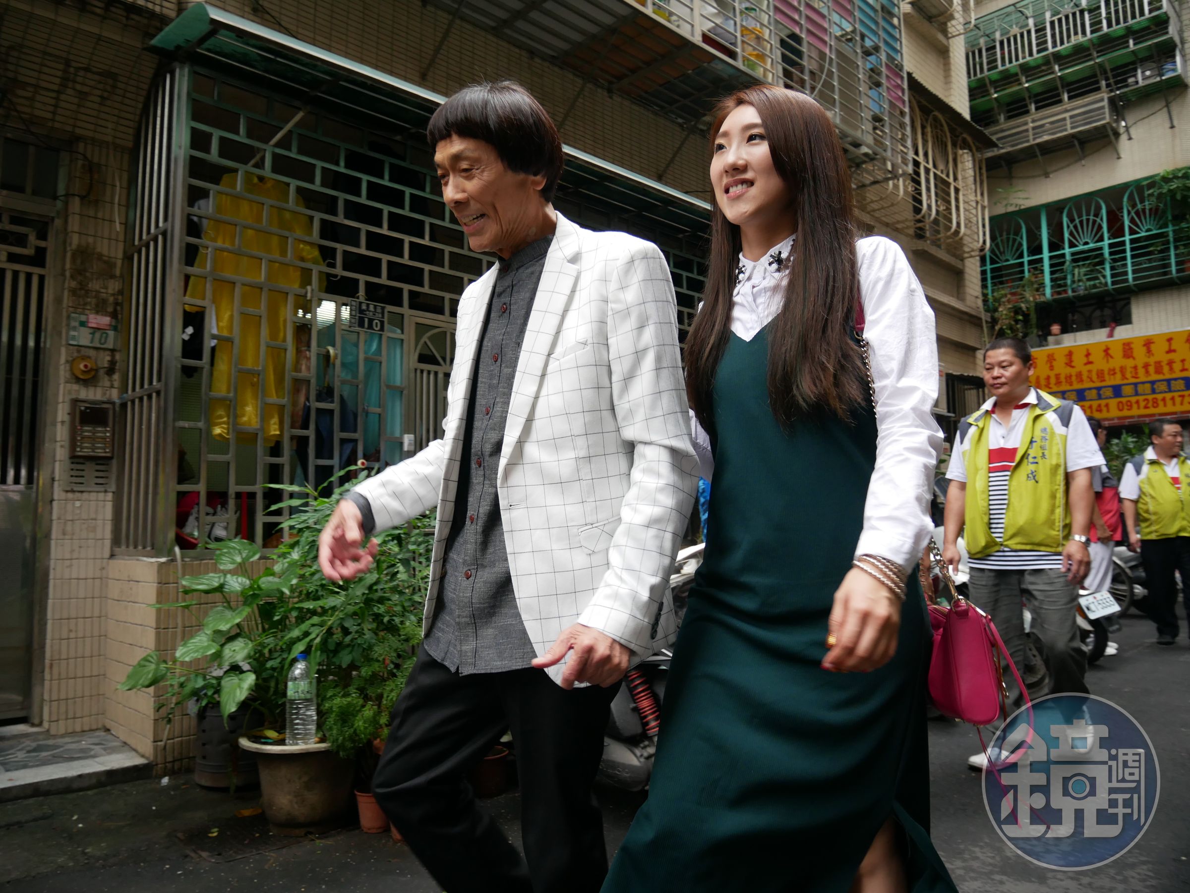 豬哥亮住院期間，最開心有女兒謝金燕和謝金晶陪伴。圖為開完刀出院後，謝金晶陪伴他去廟裡拜拜。