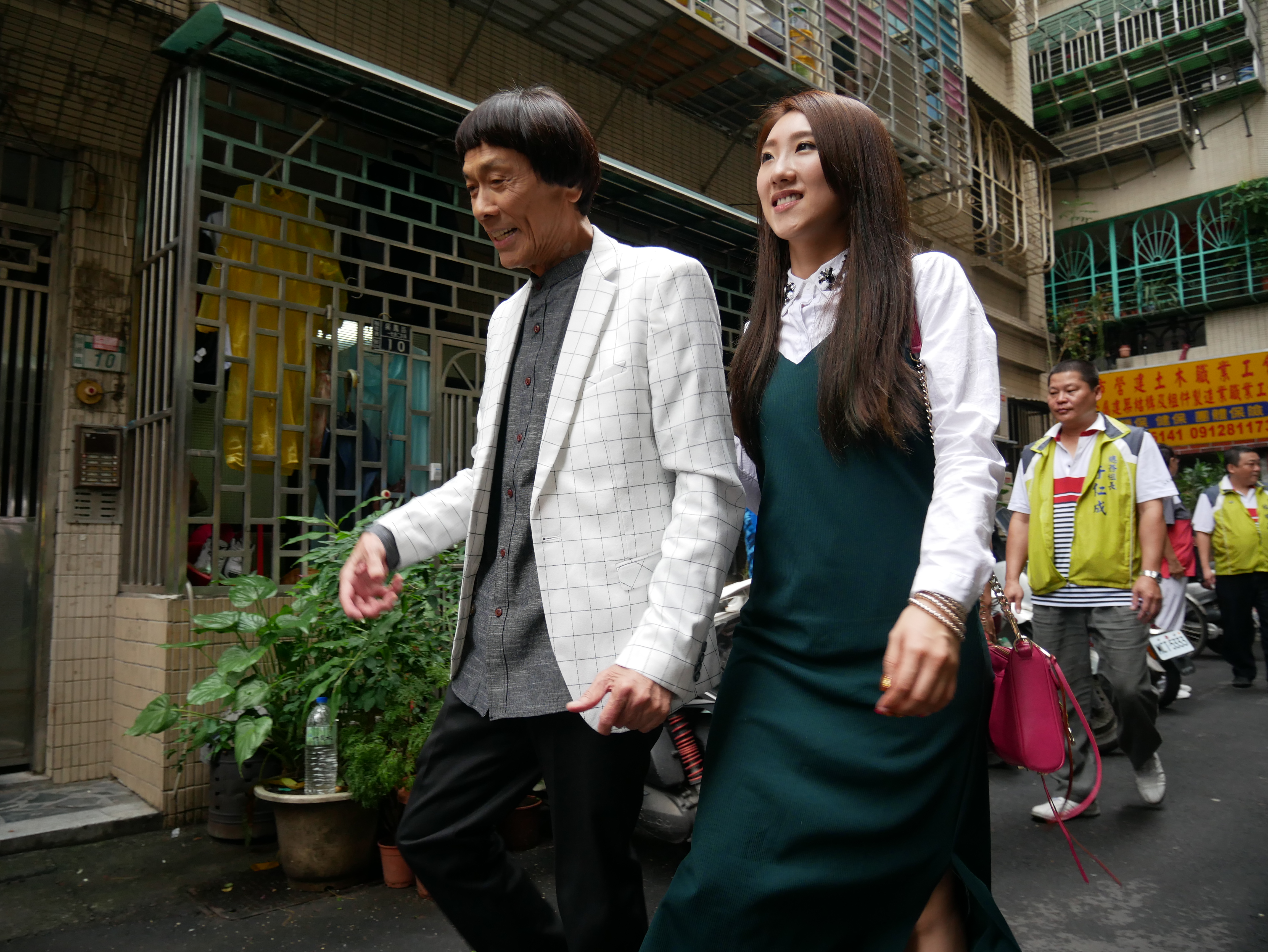 豬哥亮住院期間，最開心有女兒謝金燕和謝金晶陪伴。圖為開完刀出院後，謝金晶陪伴他去廟裡拜拜。