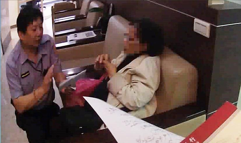 老太太聽信詐騙集團的話，認為保七總隊的駐行員警才是「詐騙集團假扮的」，員警好說歹說才說服她相信他們是「正牌警察」。