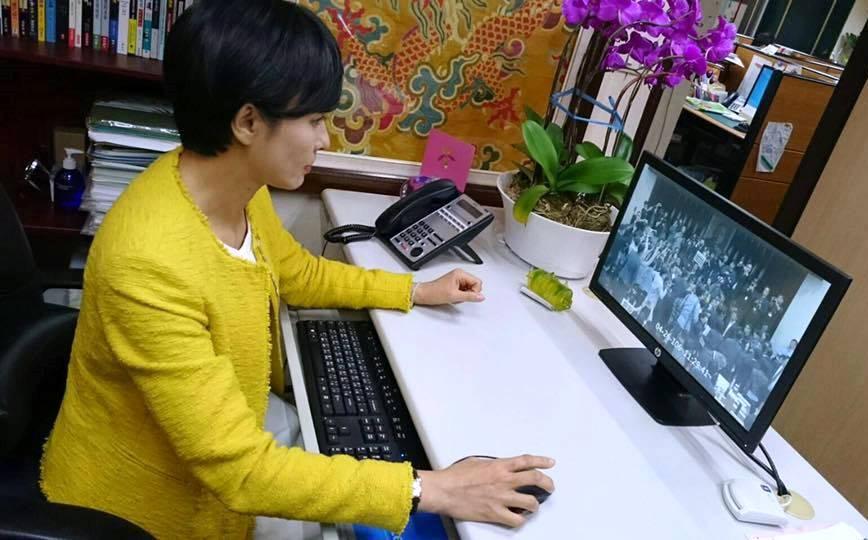 民進黨立委邱議瑩今在臉書貼出她重新檢視昨天會議內容的照片。（翻攝邱議瑩臉書）
