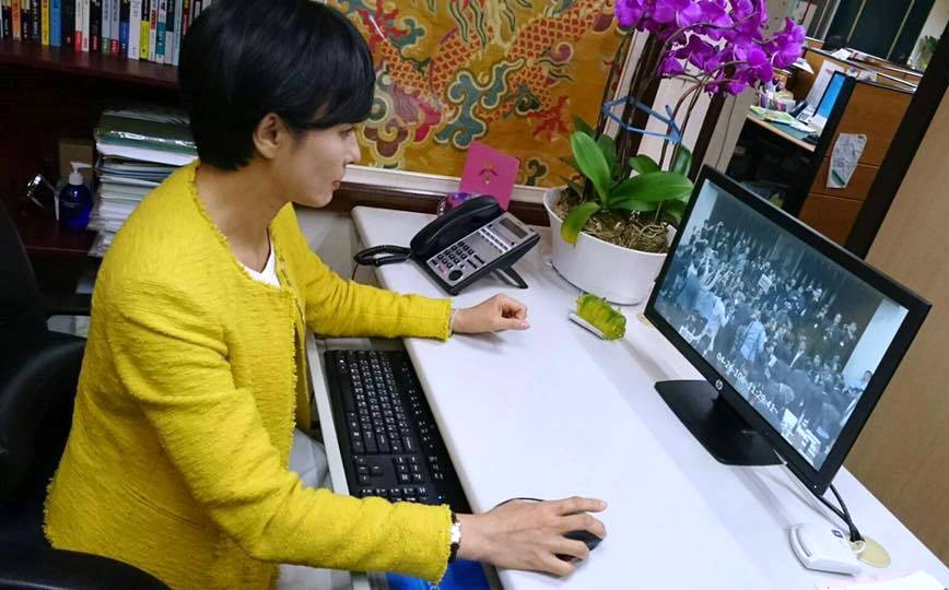 民進黨立委邱議瑩今在臉書貼出她重新檢視昨天會議內容的照片。(翻攝邱議瑩臉書)