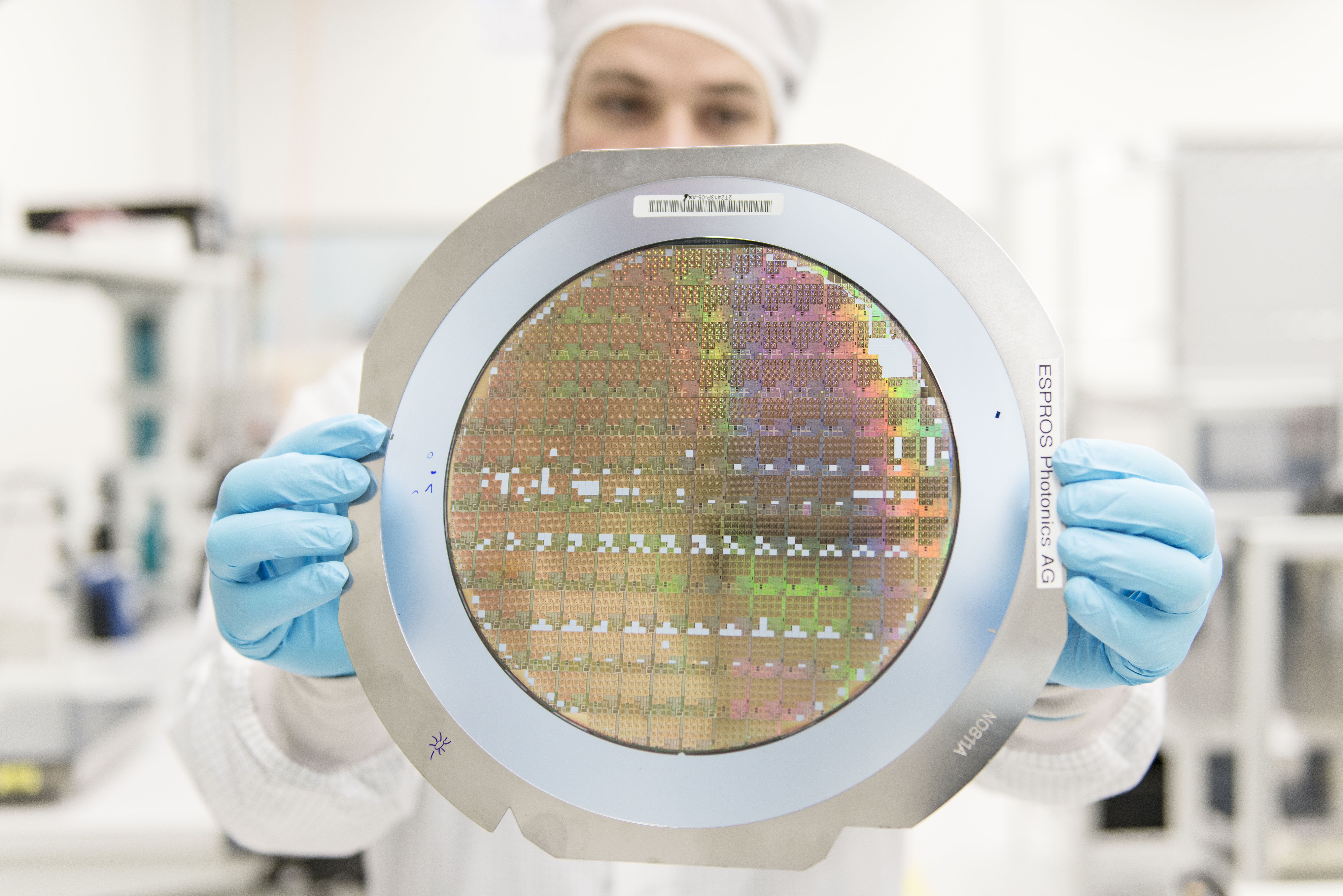 即使因Note 7手機大幅召回而損失慘重，在半導體大熱潮下，三星仍繳出亮麗的財報。圖為滿布了晶片的晶圓。（東方IC）