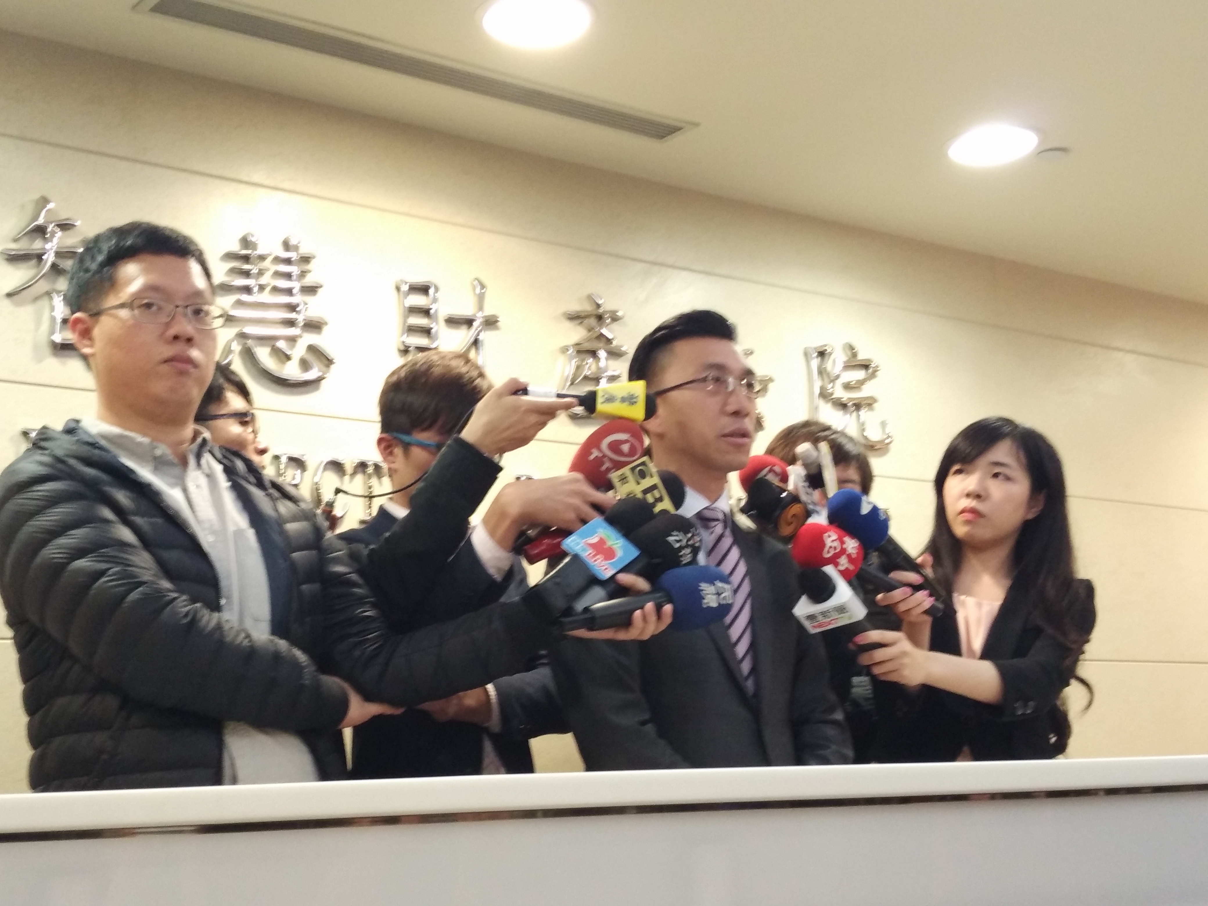魏應充透過律師余明賢表示，自己對判決結果以平常心看待。（攝影／李孟璇）