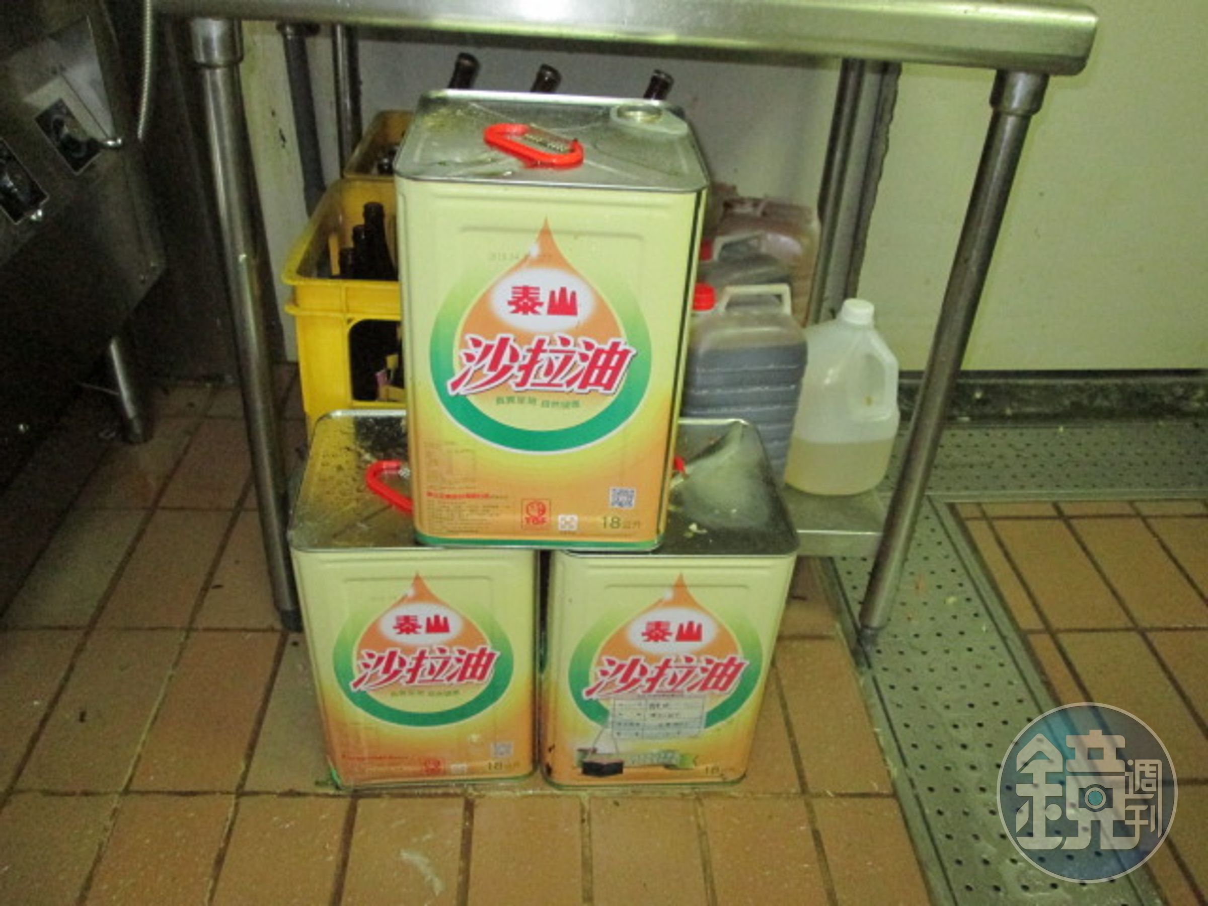 油炸油品居然直接擺在地上，當場被衛生局要求改善。