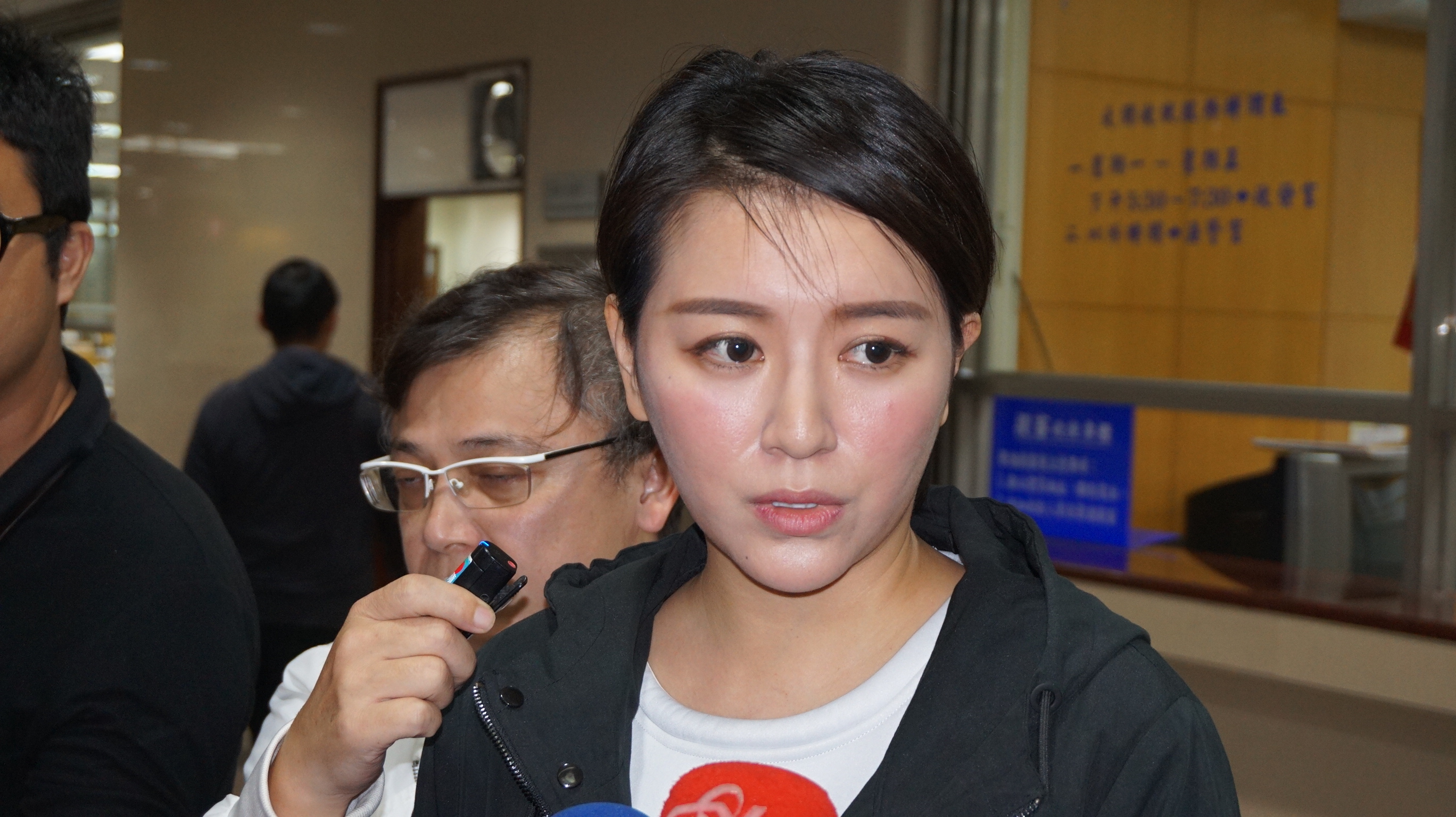 藝人李妍憬去年與計程車司機互毆，遭依傷害等罪起訴，今出庭想無條件和解。