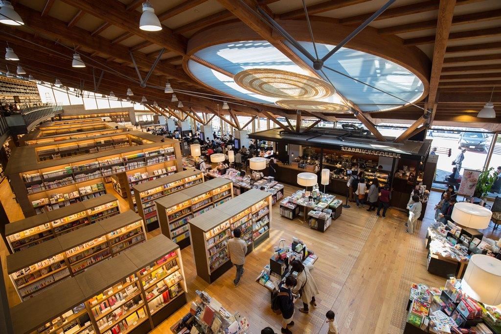 日本最美的武雄圖書館,引天光入室,像書店又像咖啡館。