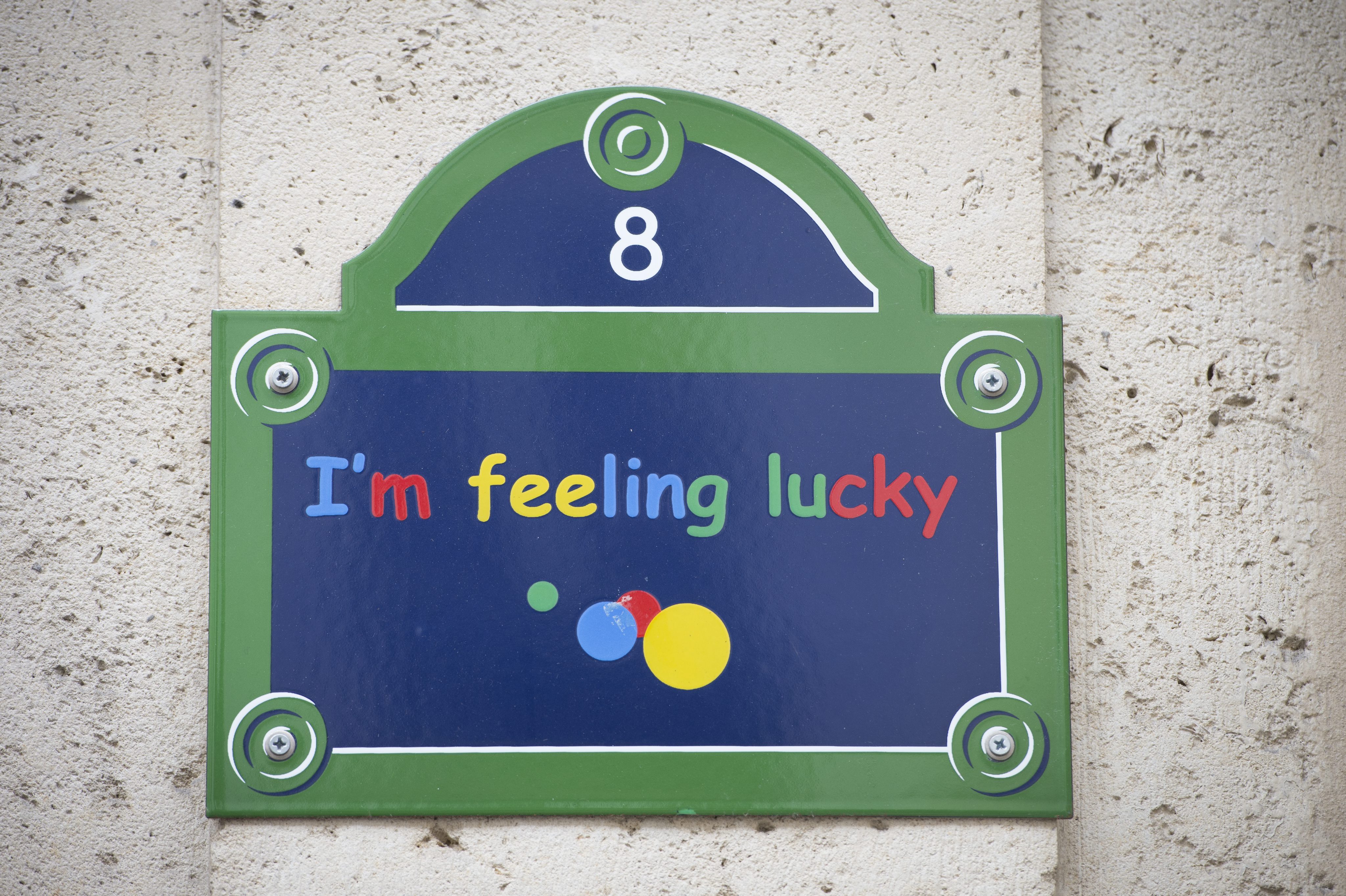 谷歌公司在巴黎的分公司。招牌上是它搜尋引擎的經典標語。（東方IC）