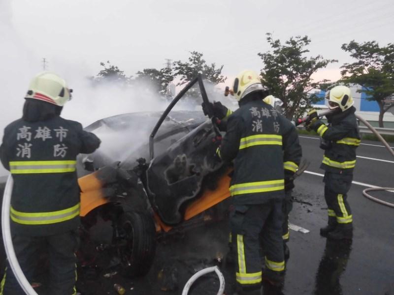 警消到達現場趕緊撲滅火勢，車上2人來不及逃生，活活燒死。