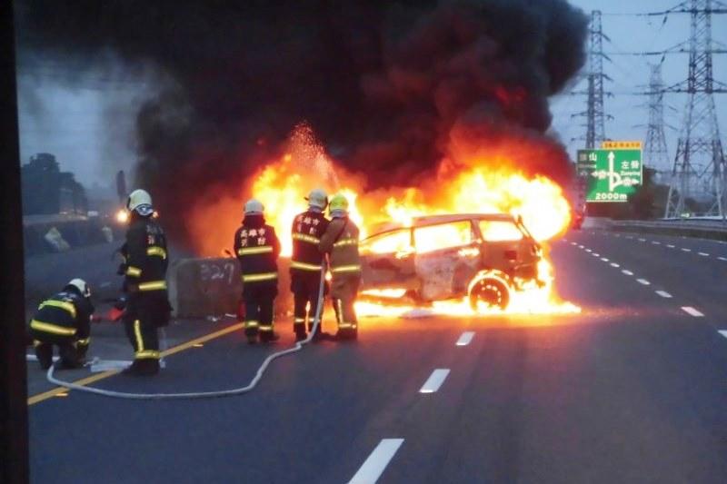 小黃計程車高速猛撞水泥護欄後，整車瞬間陷入火海。