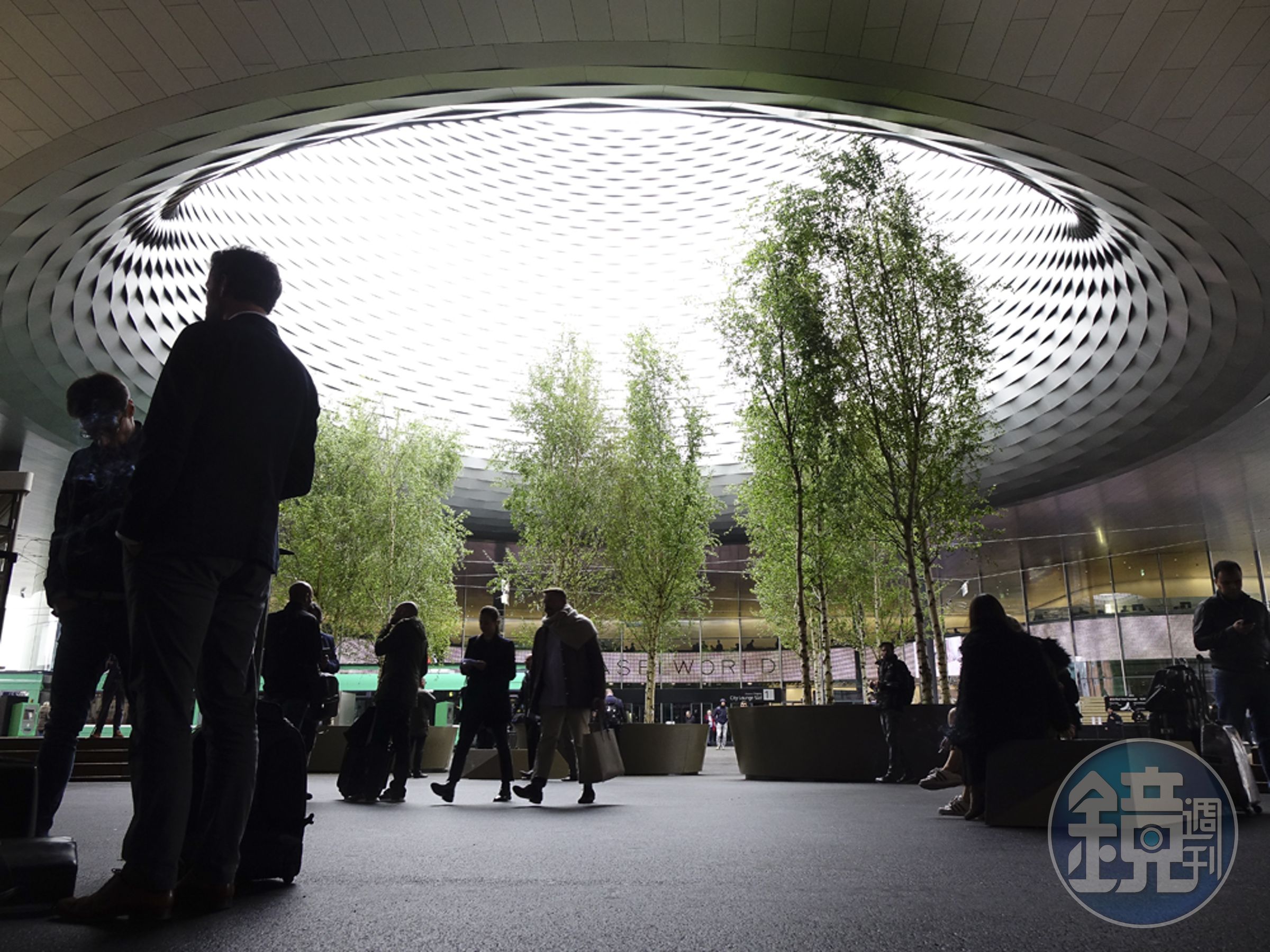 Baselworld官方報告則承認了今年的參展人次較去年萎縮了4%，僅106,000人次！