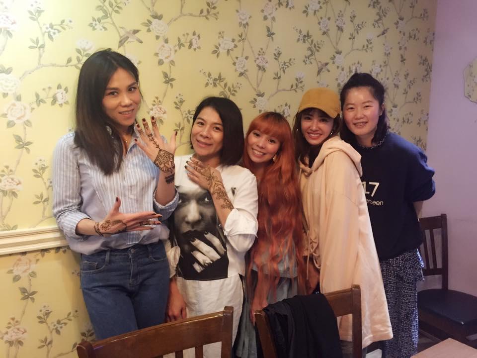 蔡健雅(左起)、江美琪、許哲珮、蔡依林等人姊妹聚會,紛紛畫上彩繪紋身。