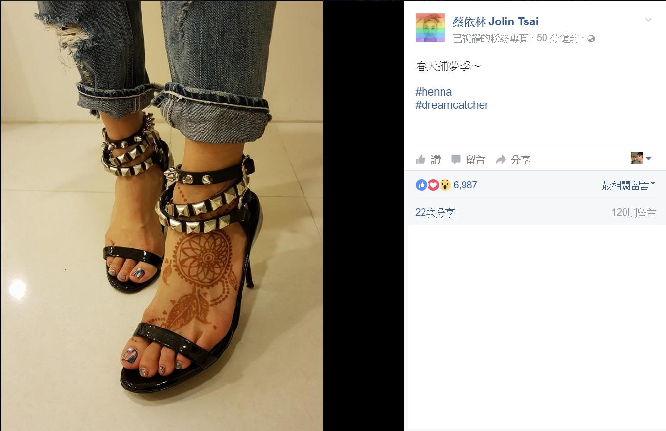 蔡依林在臉書po出畫在腳上的捕夢網,配上高跟鞋及指甲非常亮眼。