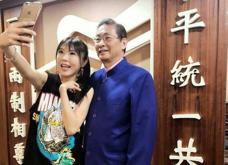 劉樂妍今年2月在臉書貼出與中華統一促進黨總裁「白狼」張安樂合照。（翻攝劉樂妍臉書）