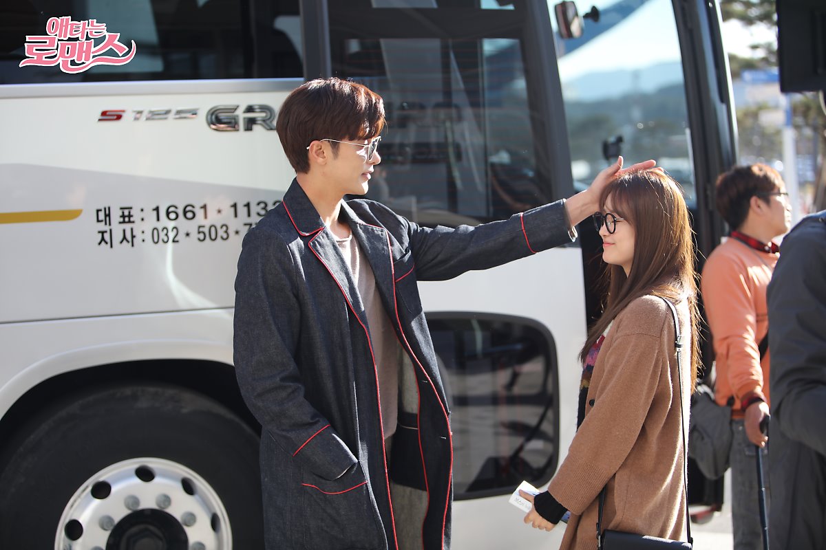 《焦急的羅曼史》中,男女主角在巴士上的相遇讓人捧腹大笑。