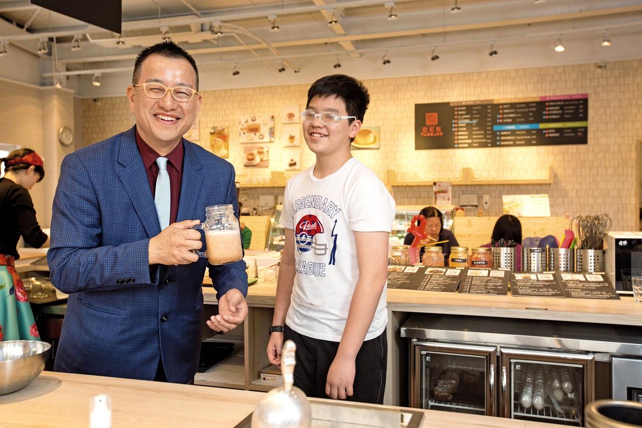 亞尼克竹北店開幕當天，吳宗恩帶著兒子出席，希望多留時間陪伴家人。
