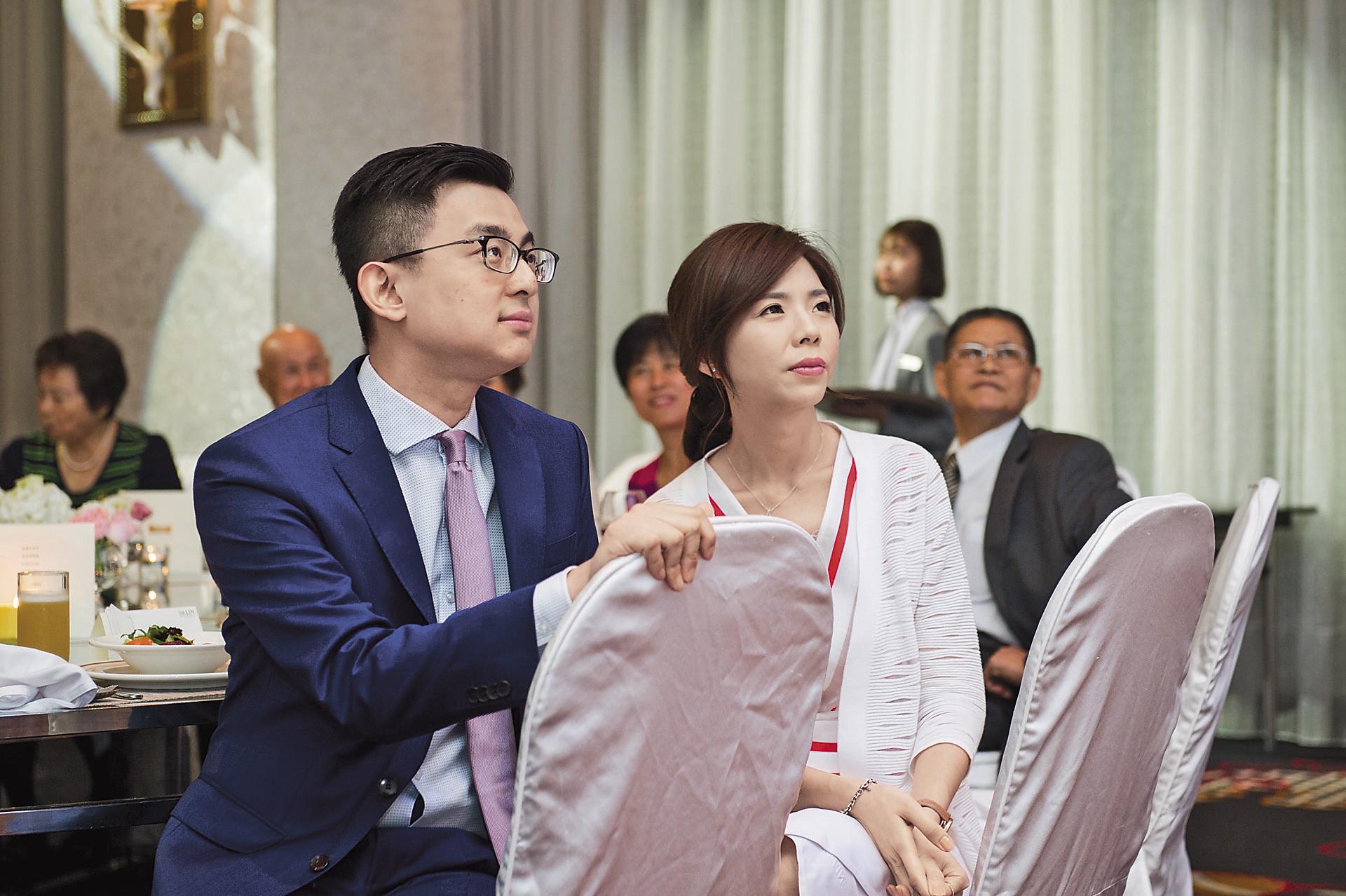 洪慈庸和卓冠廷交往一年多，2人一直都無法像一般的情侶一樣甜蜜牽手逛街，連到百貨公司買東西，都只能在不同樓層各逛各的，再約時間回車上會合。