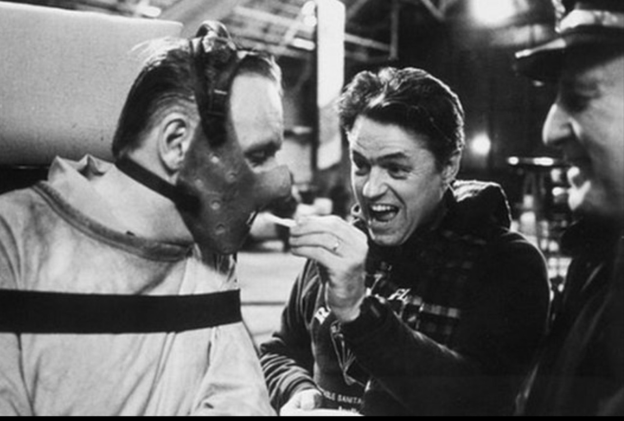 《沉默的羔羊》的拍攝現場,導演強納森德米(中)拿薯條跟安東尼霍普金斯(左)鬧著玩。