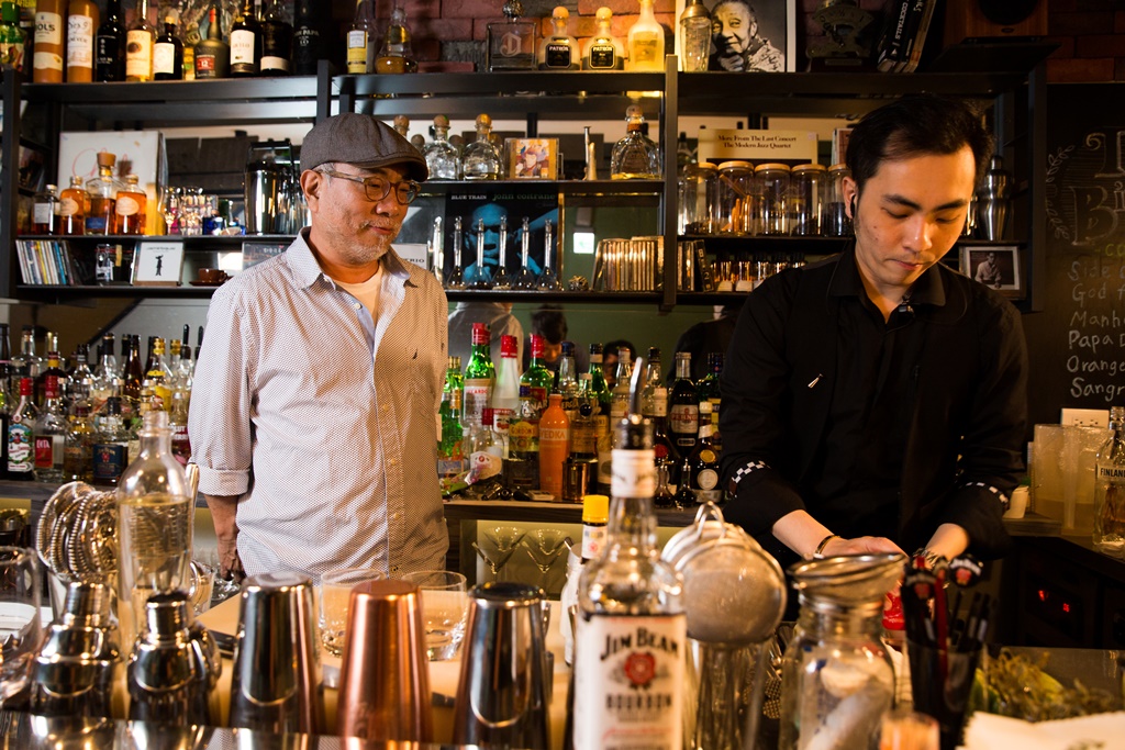 採訪時，店內酒保正專注準備開店工作，我向王靈安說：「他看起來還酷酷很難接近的樣子啊？」王靈安後來笑著去告狀：「他說你很難接近的樣了吔！」說完酒保便不好意思地笑了。