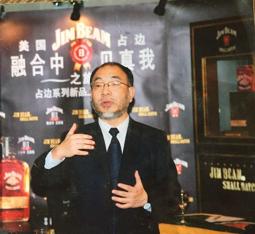 王靈安對自己的專業、技術要求極高，出國也會特別留意沒見過的酒。圖為代表洋酒公司到中國做推廣及品酒訓練。（王靈安提供）