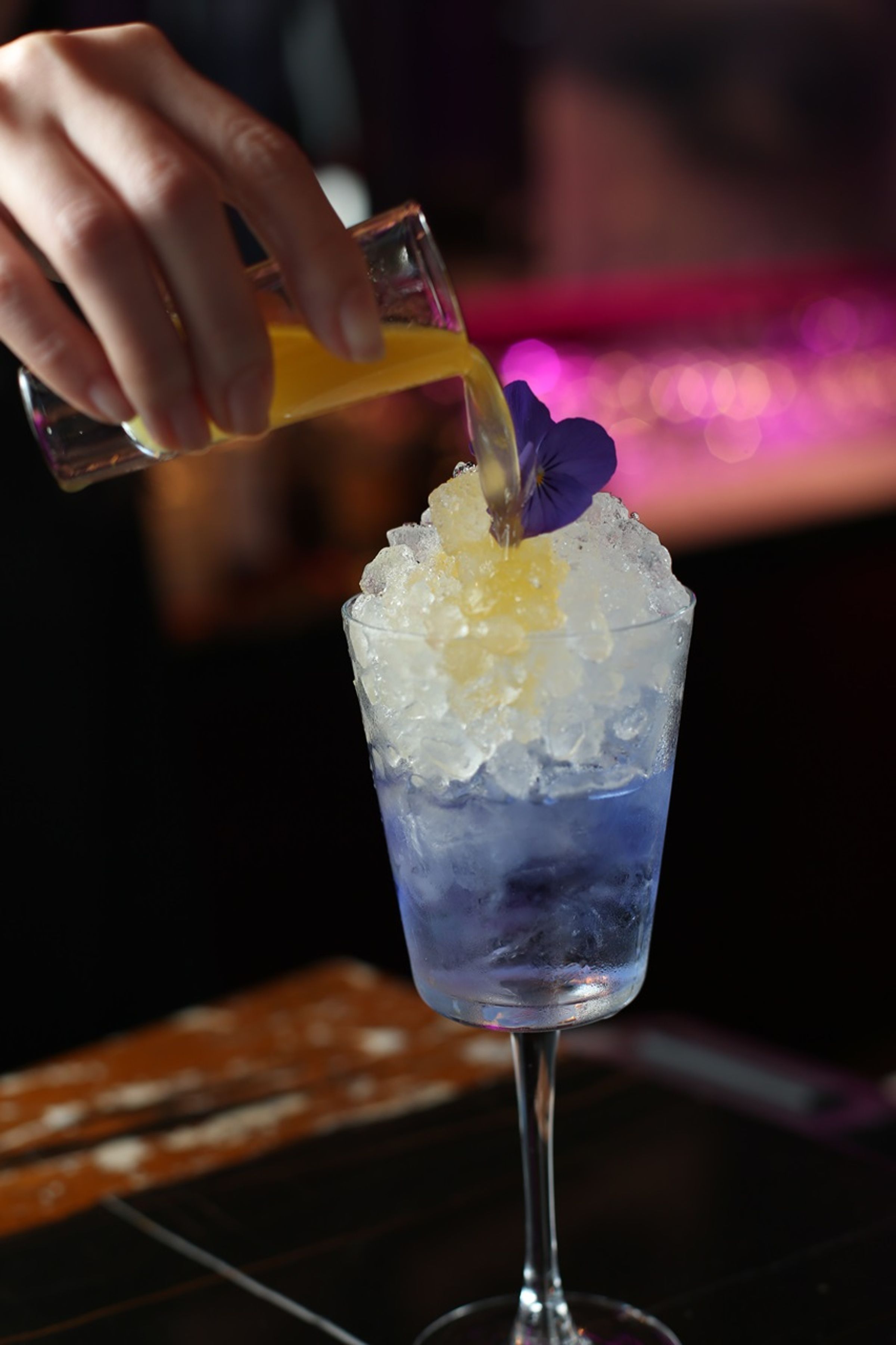 以蝶豆花琴酒為底的「Yen」，加上金桔與蜂蜜，酸甜爽口。（520元／杯）