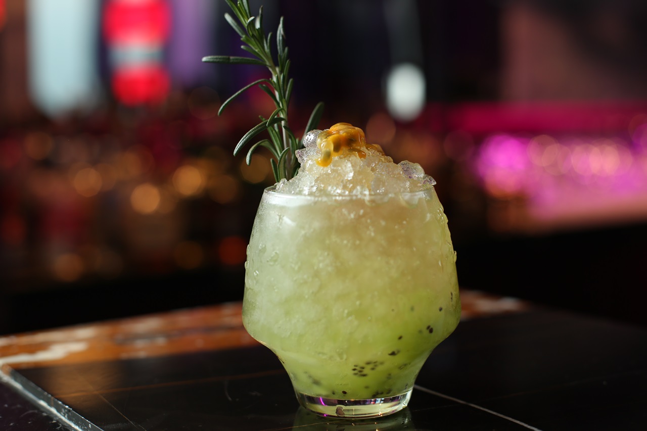 以白酒、蜂蜜、奇異果製成的「Summer Breeze」（450元／杯）