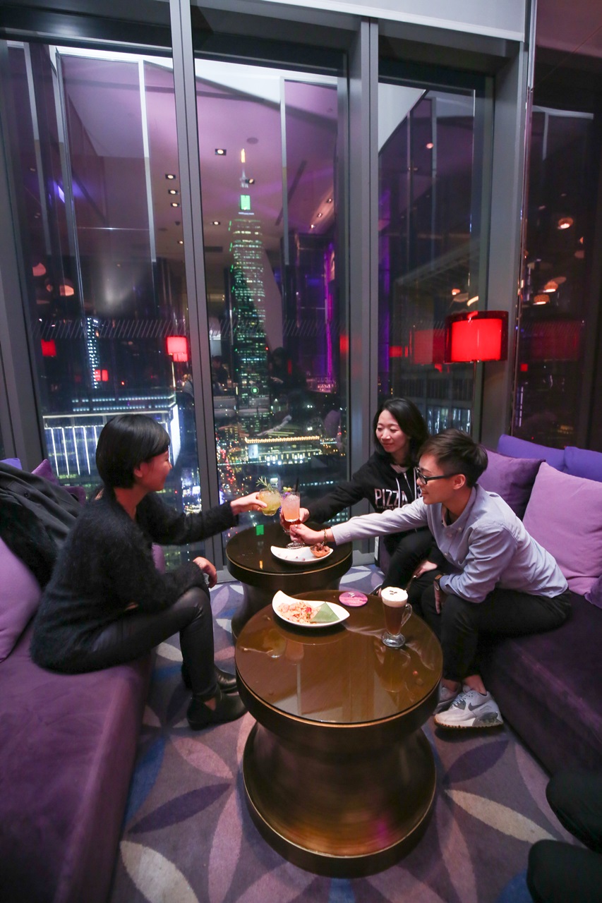 正對台北101的包廂坐擁最美夜景，平日晚上八點前僅需一人低消一杯飲料即可預定。