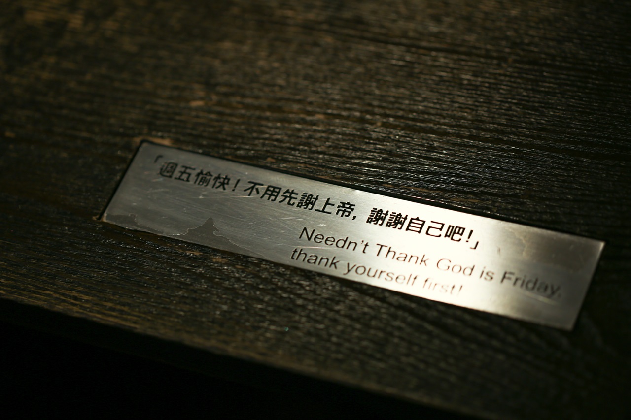 鑲嵌在木桌上的幽默小語每桌都不同，讓客人不禁莞爾。