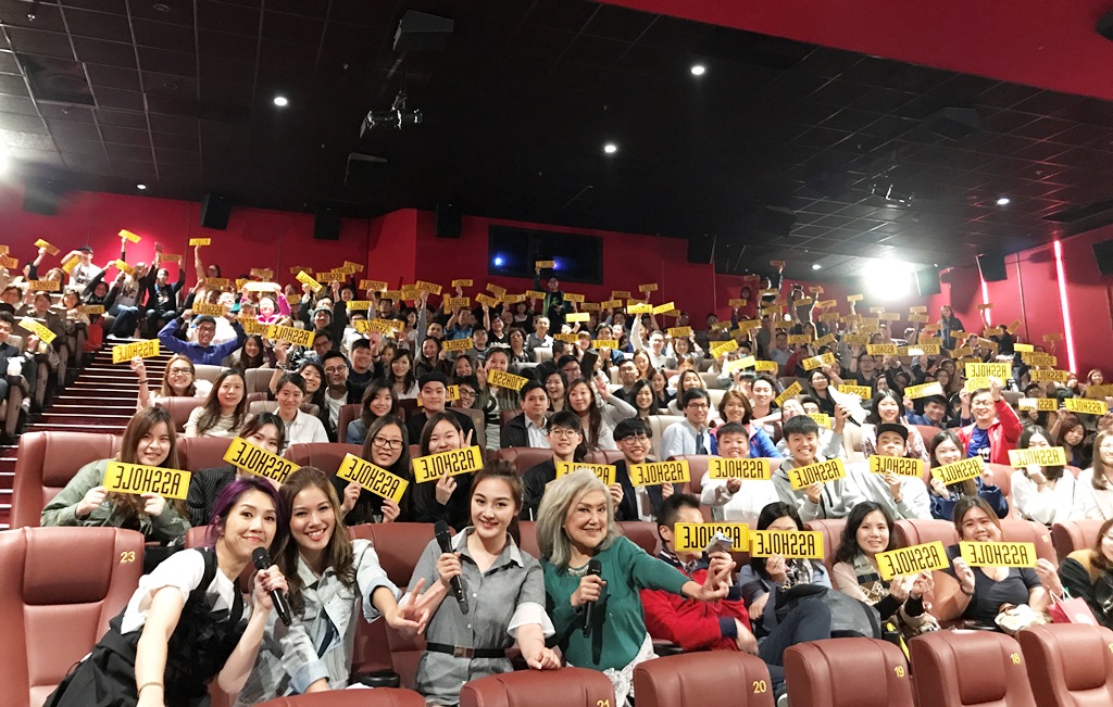 楊千嬅也帶著電影中的媽媽邵音音一同前往戲院謝票。