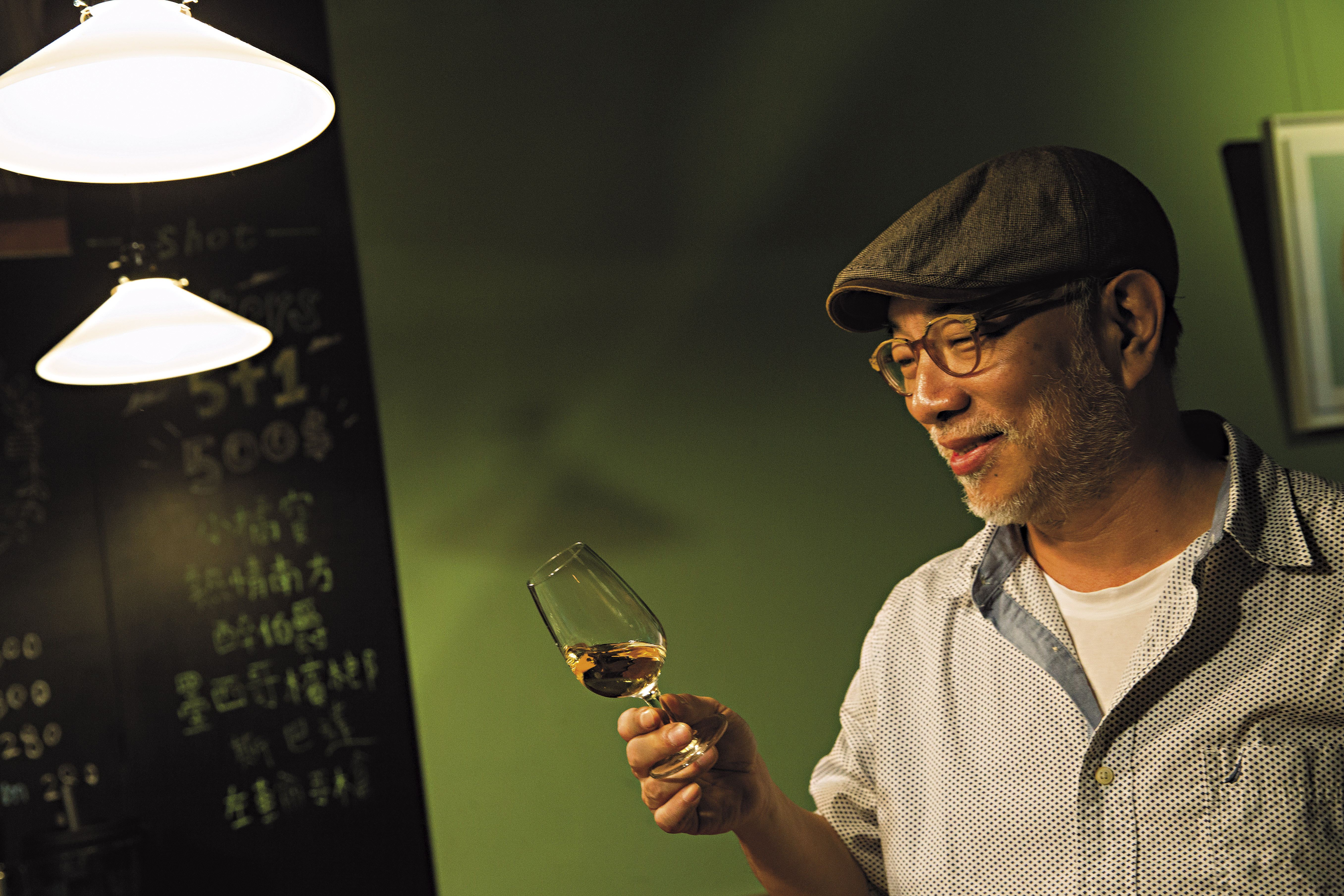 王靈安對酒講究,採訪結束,大方贈送我們一堂「品酒課程」。