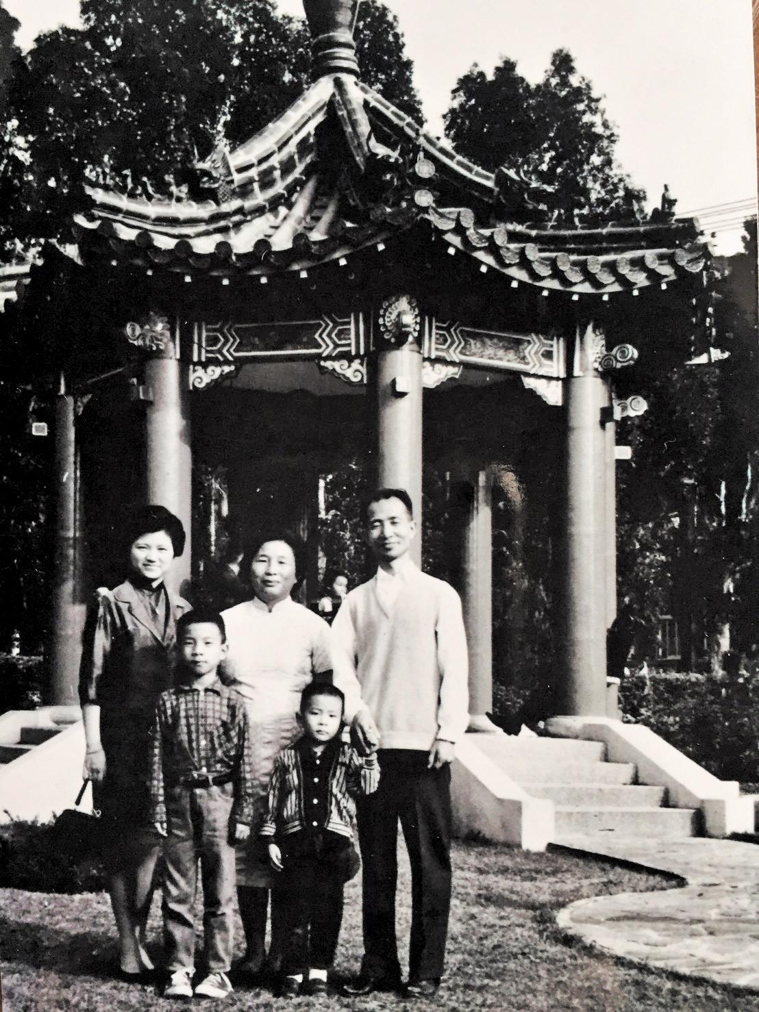 王靈安(前排左1)認為在學校教書的父母都是很有見識的人,才能接受他病後在家自學,自此脫離教育體制。(王靈安提供)