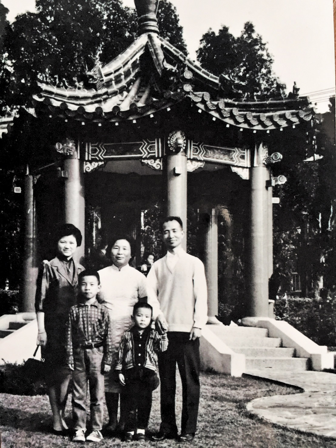 王靈安(前排左1)認為在學校教書的父母都是很有見識的人,才能接受他病後在家自學,自此脫離教育體制。(王靈安提供)