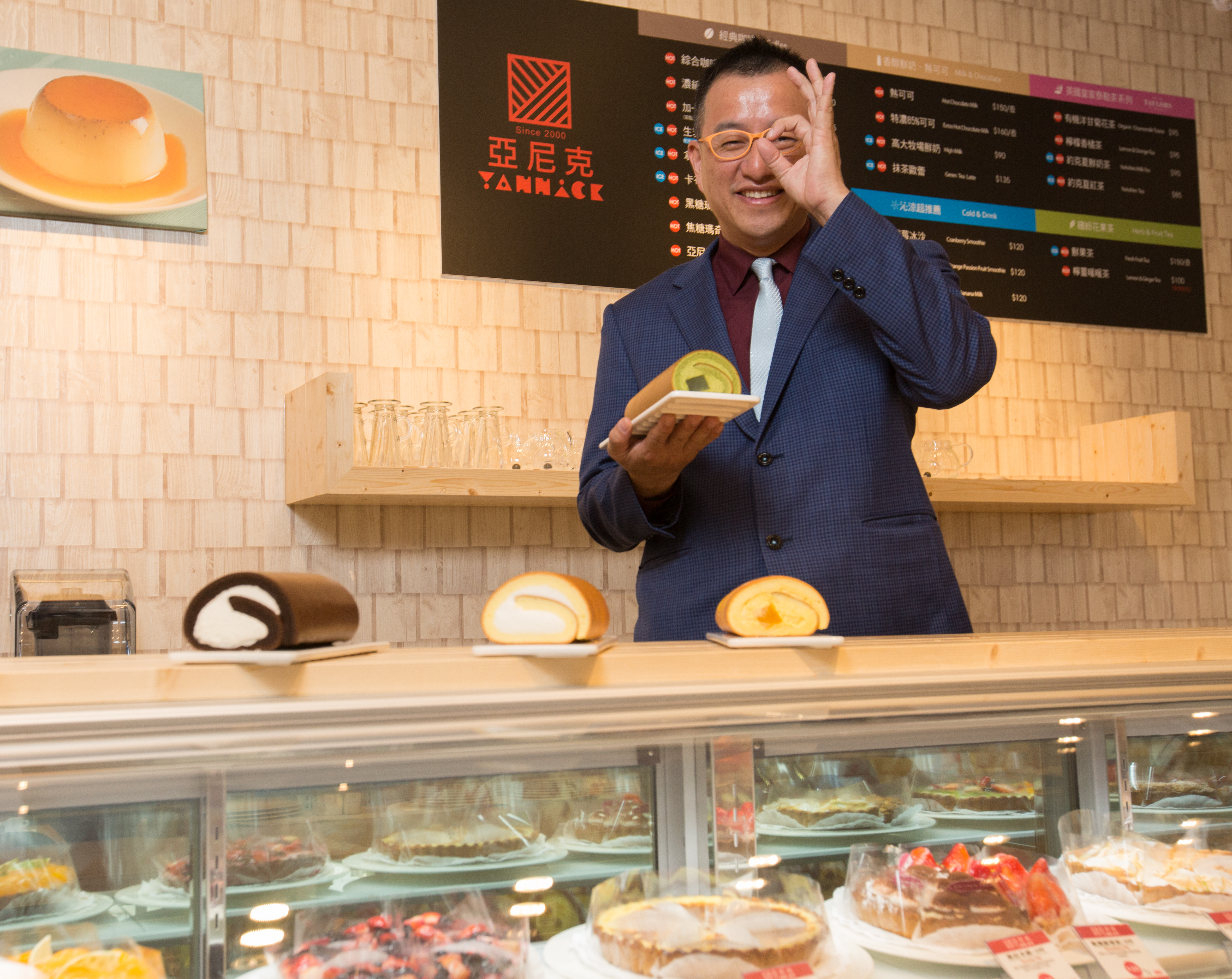 生乳捲的日文與數字6的日文音同，加上捲起來的蛋糕內餡也呈現6的數字，讓亞尼克訂定每個月6號為生乳捲日，購買可享6%的優惠。