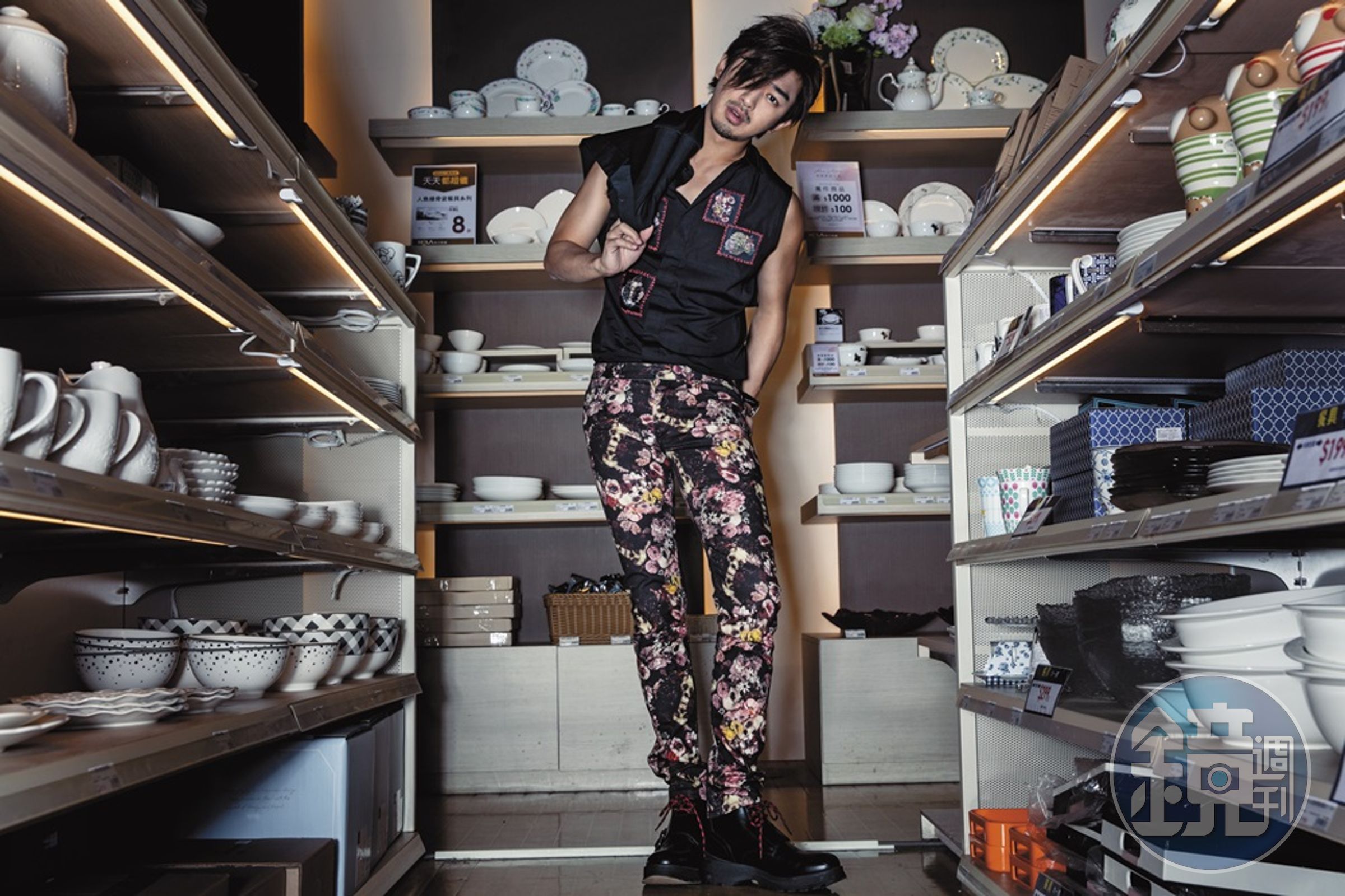 對花褲原本有點猶豫不定，但一決定穿上，陳柏霖對自己該是什麼樣子，立刻盡情演出。