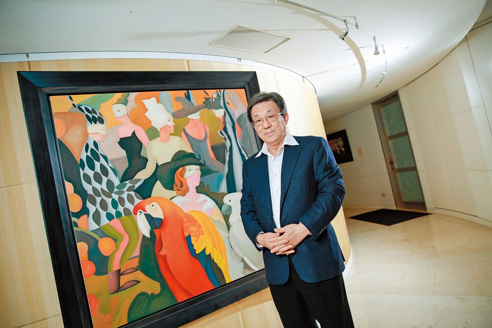 中環集團董事長翁明顯的辦公室充滿藝術氣息，照片中的王向明畫作《假面舞會》是翁明顯的收藏品之一。