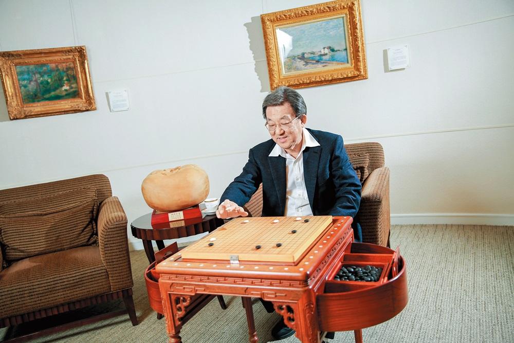 熱愛圍棋的翁明顯從下棋體驗商場經營,辦公室裡備有著名圍棋愛好者、「應氏杯」創始者應昌期設計的圍棋桌。