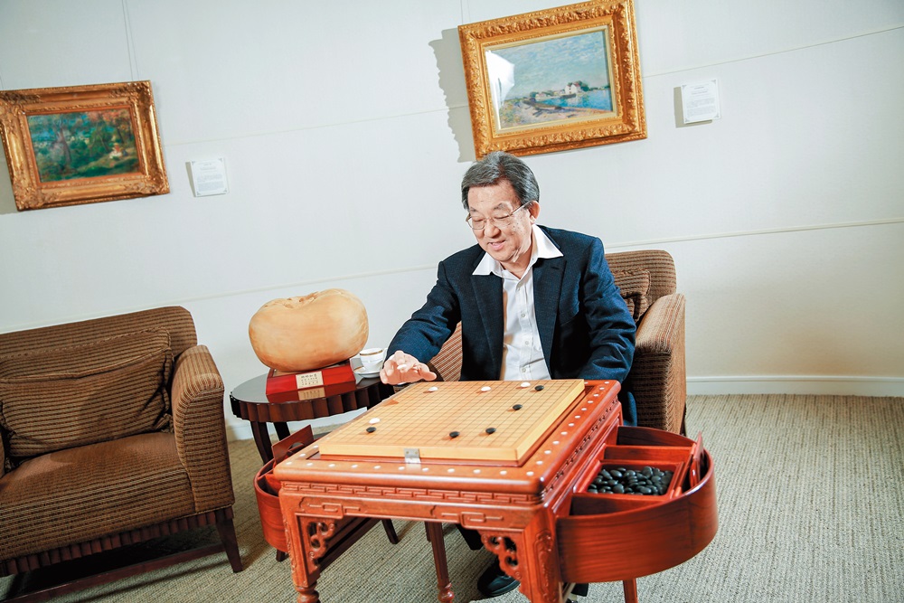 熱愛圍棋的翁明顯從下棋體驗商場經營，辦公室裡備有著名圍棋愛好者、「應氏杯」創始者應昌期設計的圍棋桌。