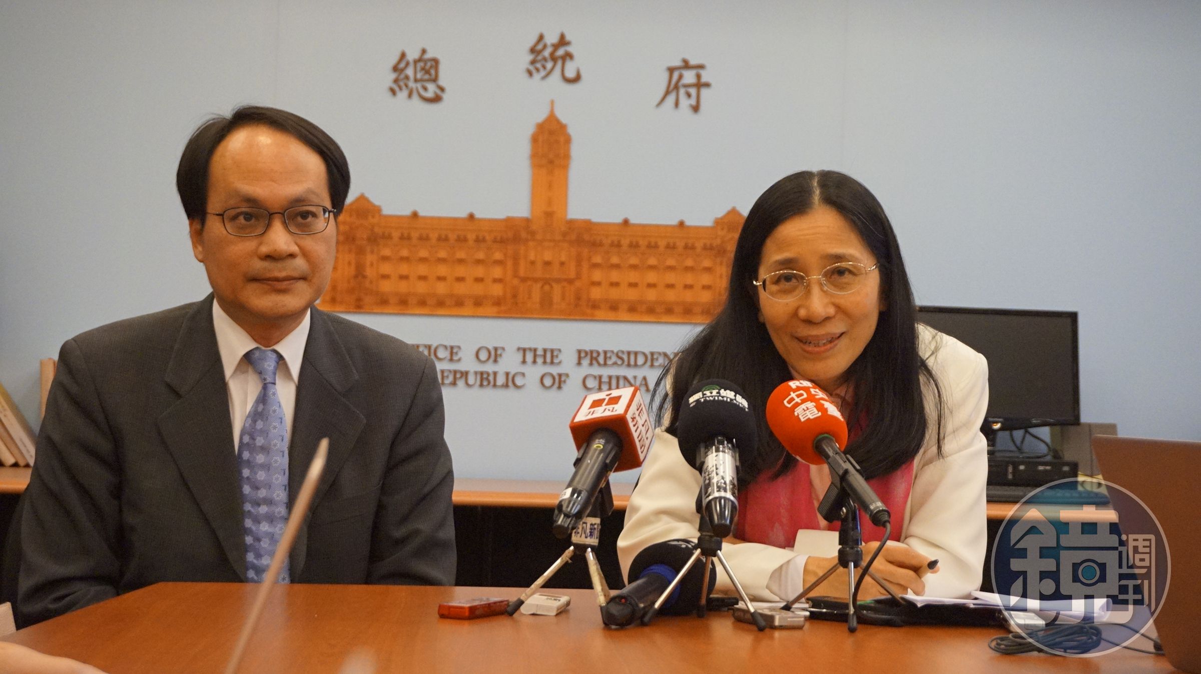 司改國是會第四分組召集人許玉秀(右)與副執祕林峯正表示，檢察官定位問題將在下次會議處理。