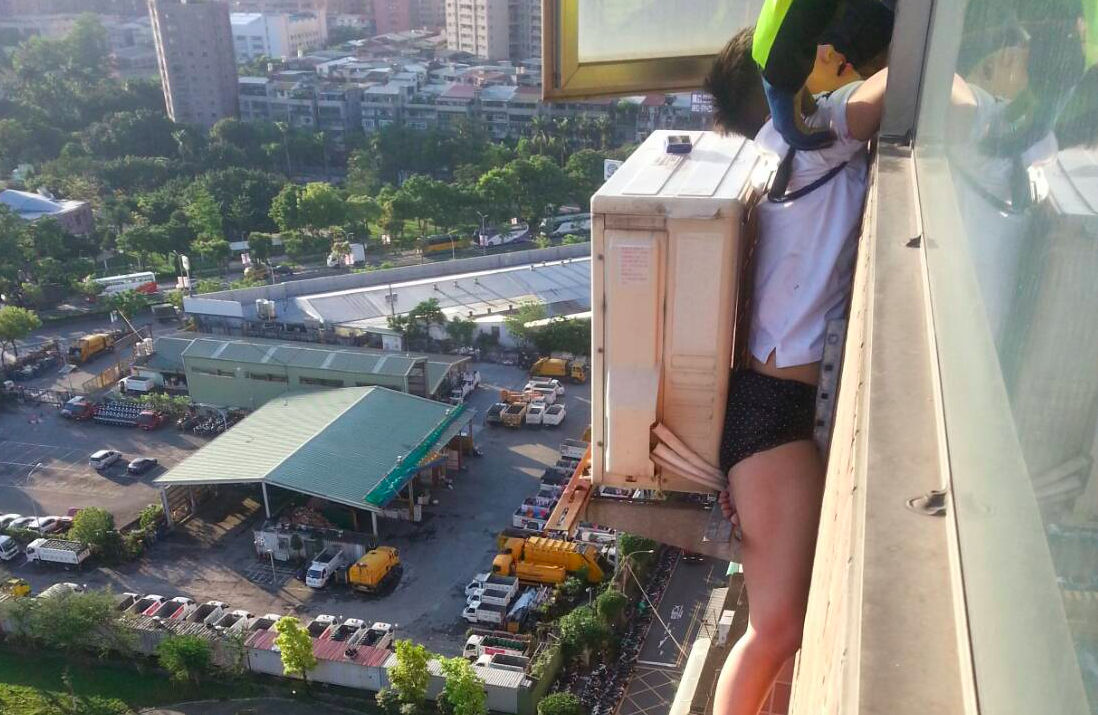 翁女跳窗尋短卻卡在外牆外，出動消防隊救援。