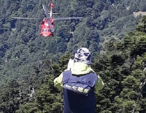 經一夜搜救仍無李女蹤跡，警消動員直昇機搜救。