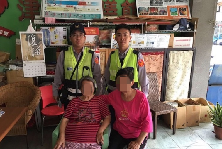 失智阿嬤迷失街頭，人臉辨識系統任不出來，劉姓員警（後方左）一眼認出。