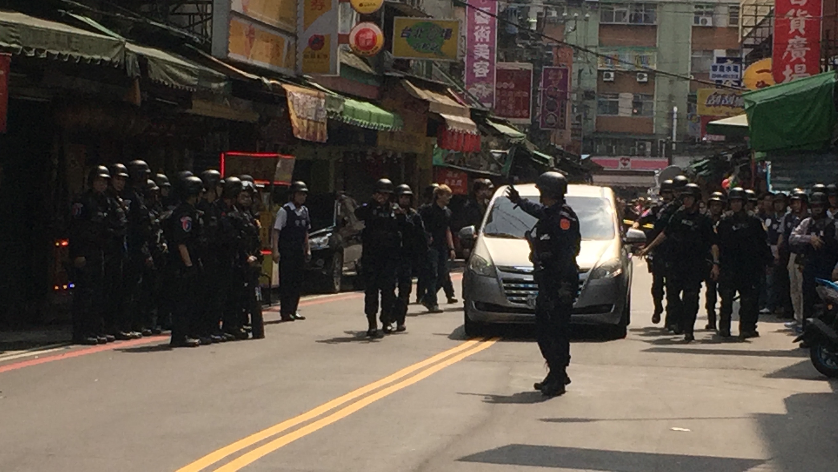 中和警匪駁火50多發子彈，情勢一度緊張。