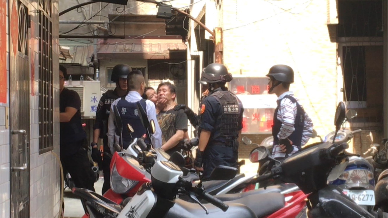 劉邦誠前科累累，遭警方監控多時，30日被逮捕時，痴情女友還上前獻吻。