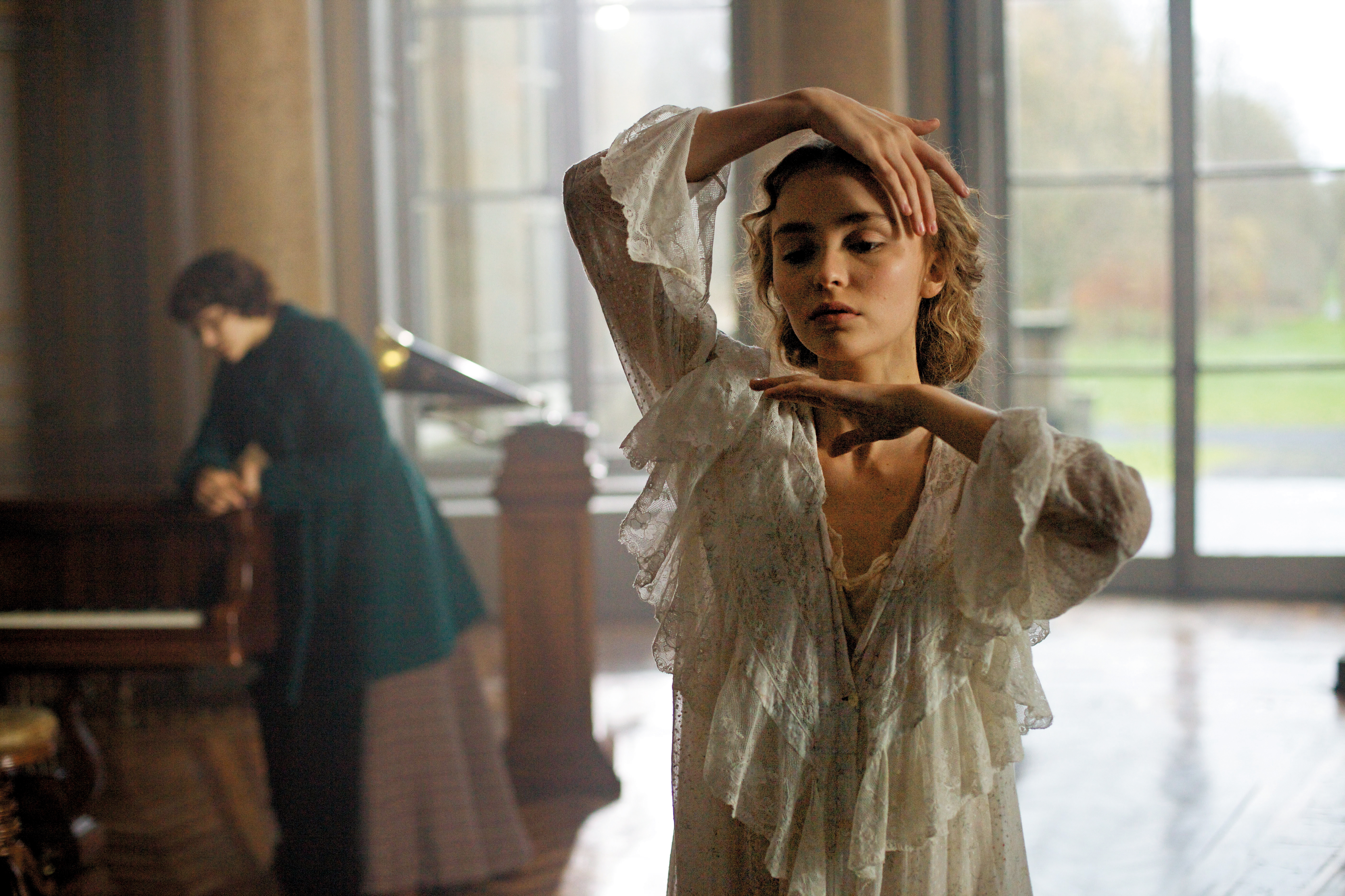 強尼戴普的女兒莉莉蘿絲戴普飾演有「現代舞之母」之譽的舞蹈家鄧肯，她放下自身名氣，前來向洛伊富勒學藝。（網路圖片）