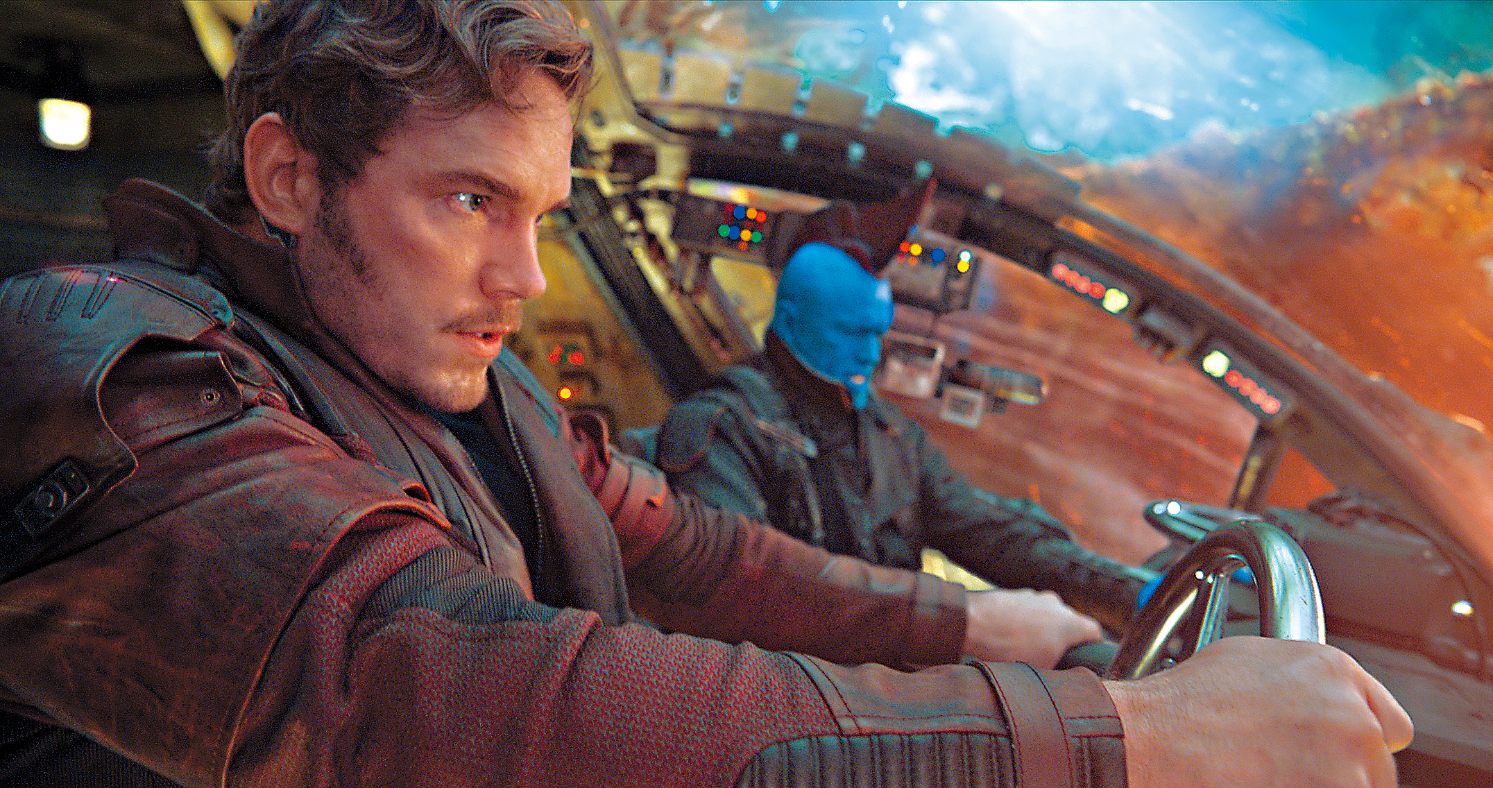 《星際異攻隊2》如同上集有著懷舊與小人物風情,劇情主軸圍繞家庭主題,「星爵」的父子情是全片焦點。(迪士尼提供)