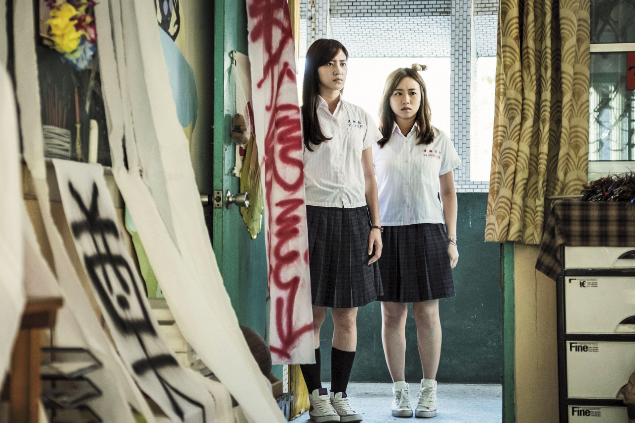 謝翔雅（左）雖有靈異體質，但《通靈少女》拍攝過程，幾乎沒遇到靈異事件。（HBO Asia提供）