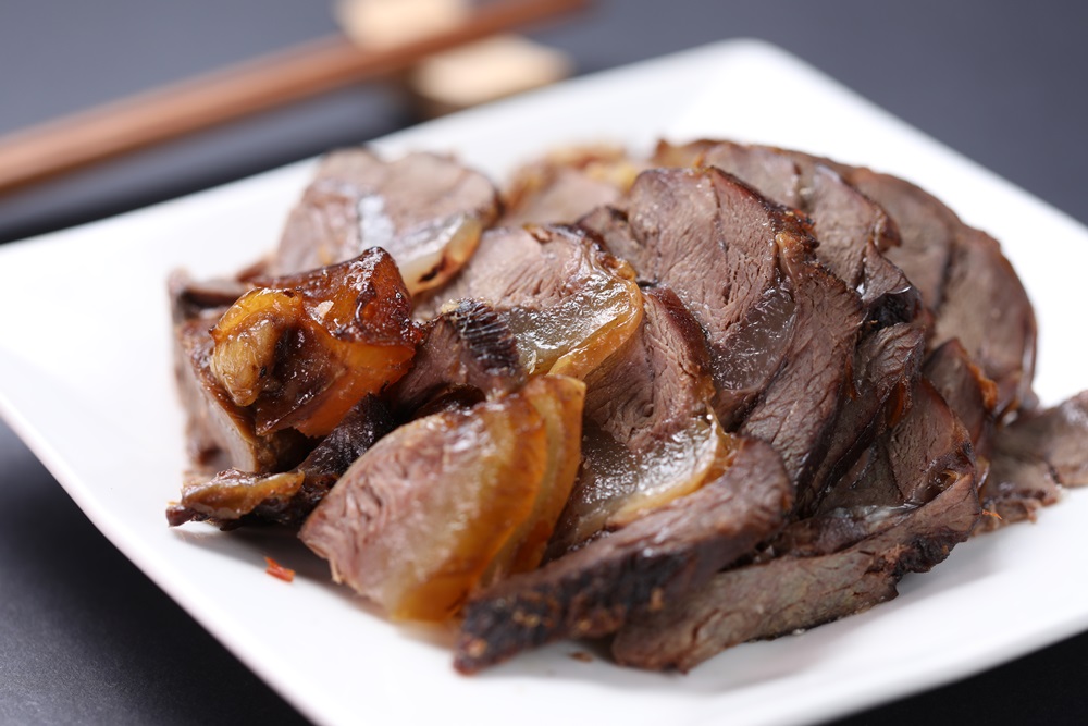 台北「東三水街市場」的隱藏版小攤「川味牛肉」，「滷牛腱」軟中帶筋又入味。（30元／兩）