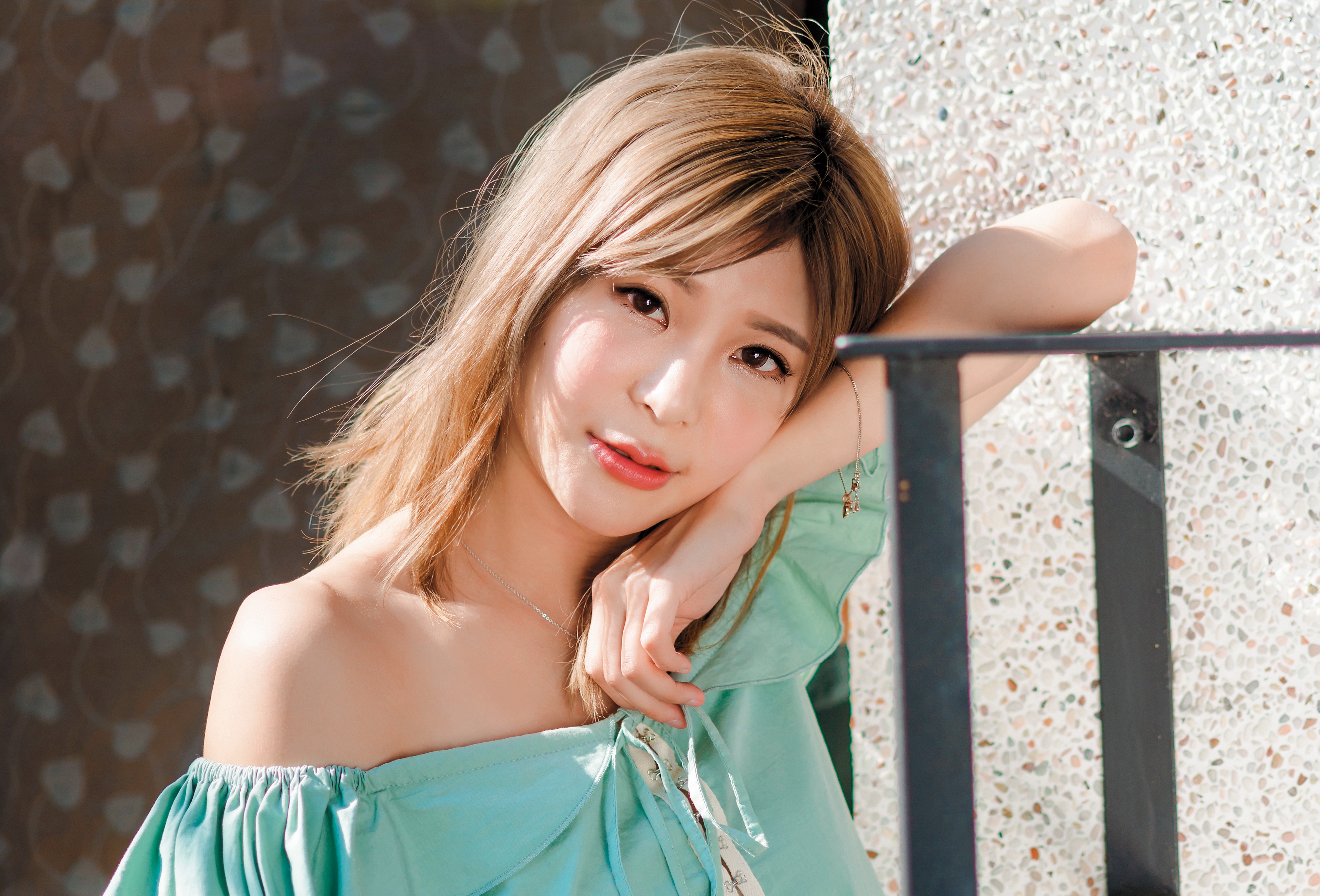 孟慶而曾因經紀合約糾紛，陷入情緒低潮一度有憂鬱傾向。