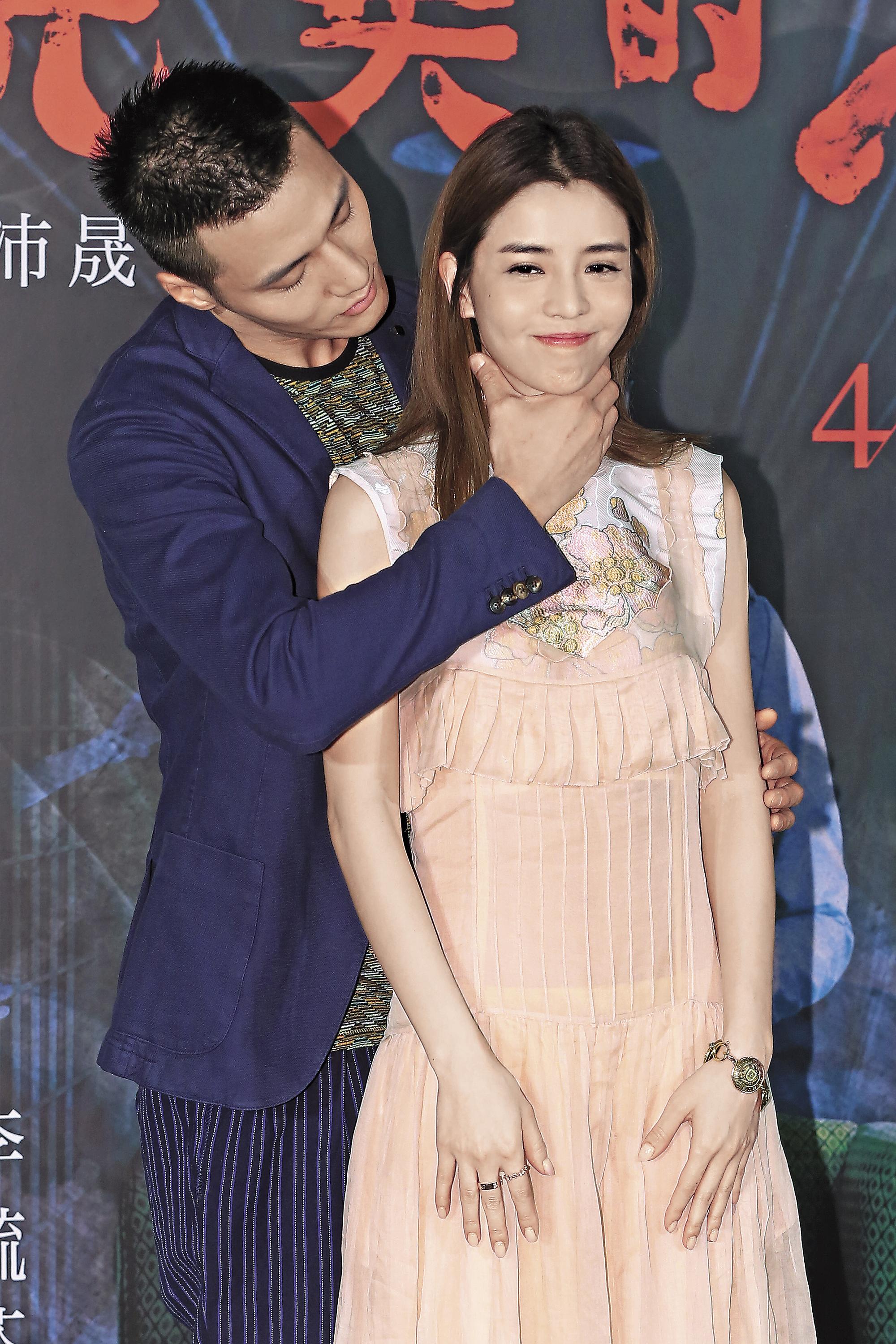 張睿家(左)、李毓芬(右)出席《最完美的女孩》首映會,兩人有點親密。