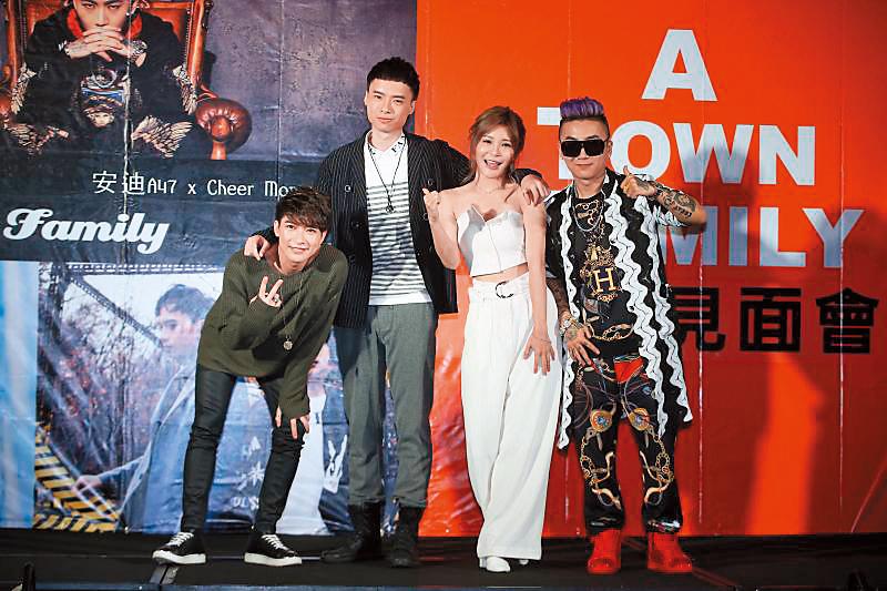 孟慶而(右二)簽約南韓娛樂公司A TOWN FAMILY進軍亞洲市場,和ANDY A47(右)有男女對唱合作。